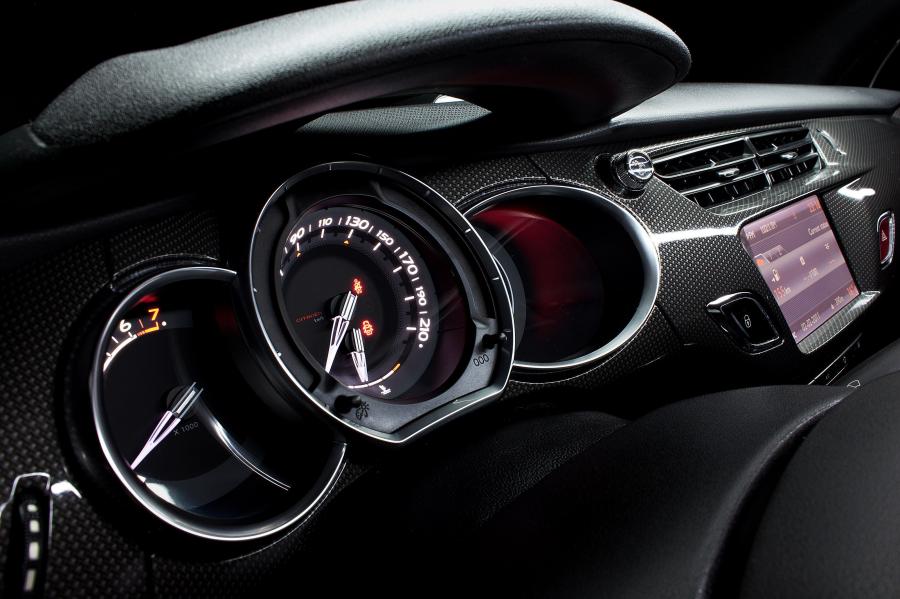  Citroen DS3 2010 года  (фото 23 из 115)